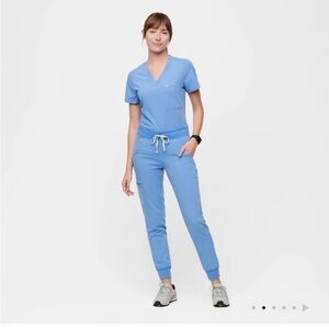 Figs Zamora jogger scrub pant and two pocket top in Cecil blue